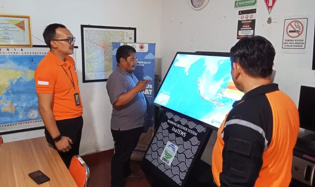 Petugas Badan Penanggulangan Bencana Daerah (BPBD) Kota Sukabumi pada saat memonitor alat pendeteksi gempa bumi yang dinamakan Warning Receiver System (WRS), pada Selasa, 2 Januari 2023. Foto: Nuria Ariawan HALOSMI.