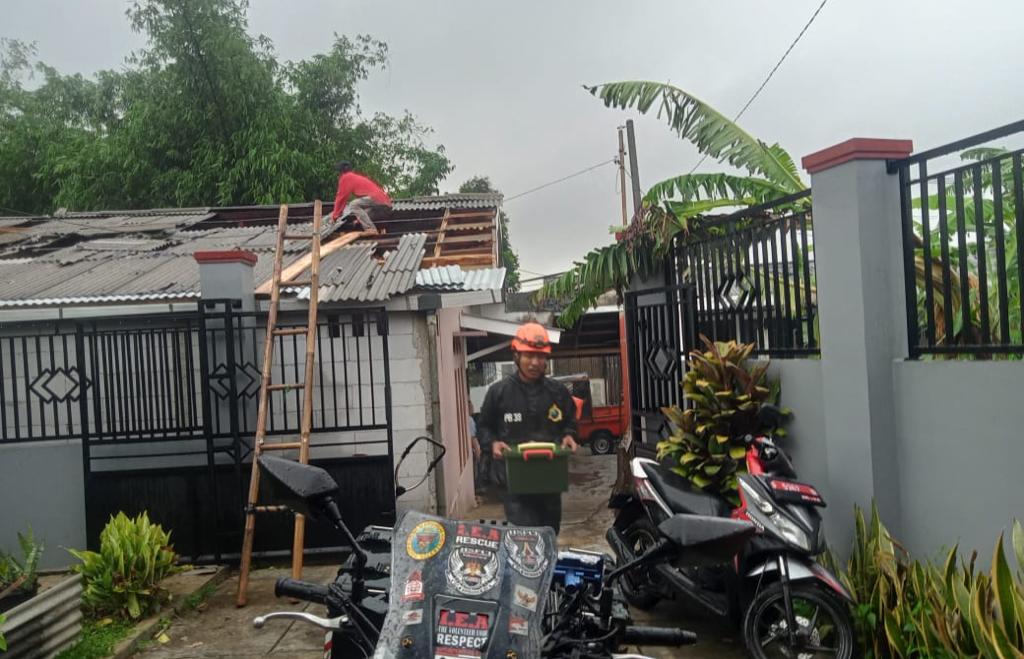Rumah warga di wilayah RT 04/12 Kelurahan Dayeuh Luhur, Kecamatan Warudoyong, Kota Sukabumi terdampak hujan dan angin kencang, pada Rabu, 3 Januari 2024. Foto: Pusdalops BPBD Kota Sukabumi for HALOSMI.