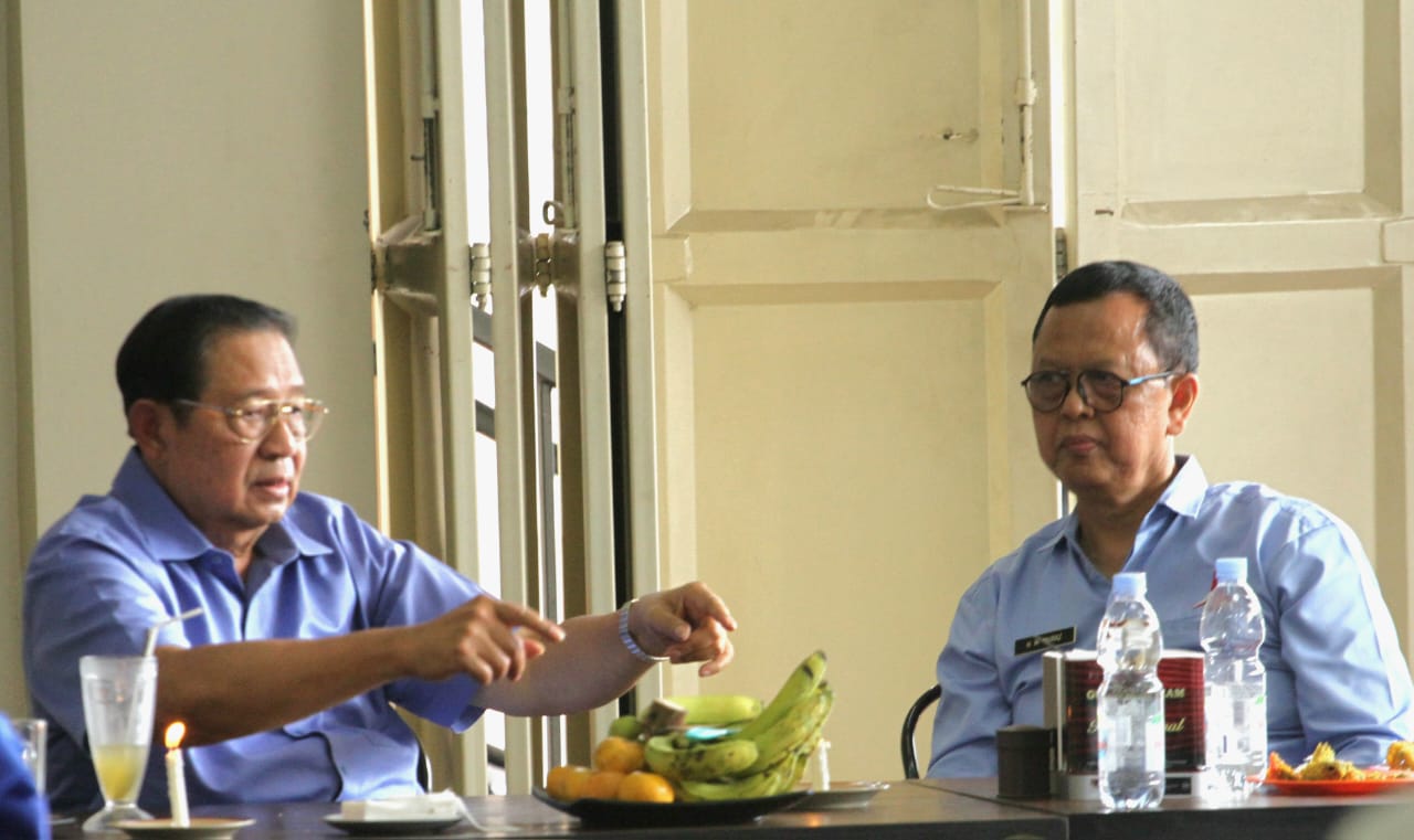 Ketua Majelis Tinggi Partai Demokrat Susilo Bambang Yudhoyono (SBY) bersama Ketua DPC Partai Demokrat Kota Sukabumi Mohamad Muraz. Foto: Darwin Sandy/HALOSMI.