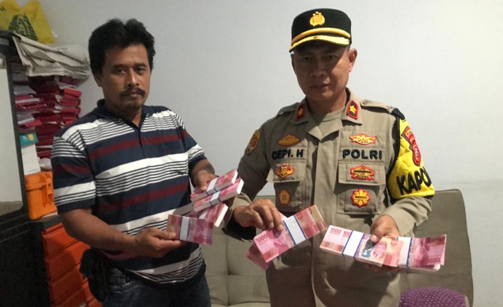 Polsek Cikole tunjukkan 94 lembar uang mainan yang ditemukan di satu unit villa di Kampung Subang Wetan, Kelurahan Subangjaya, Kecamatan Cikole, pada Jumat malam, 5 Januari 2023. Foto: Nuria Ariawan/HALOSMI.