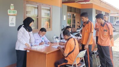 18 orang karyawan PT. Japfa Comfeed Indonesia TBK Sukabumi, Jawa Barat dilakukan skrining deteksi narkoba atau tes urine, pada Senin, 8 Januari 2024. Foto: Humas BNNK Sukabumi for HALOSMI.