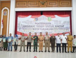 Forkominda Kota Sukabumi Serahkan Ratusan Sertifikat Tanah Untuk Warga dalam Program PTSL