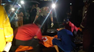 Suasana Evakuasi Wanita Tanpa Identitas oleh Petugas PMI Kab. Sukabumi Dari Rel di Kampung Paledang, Desa Cimahi, Kecamatan Cicantayan (Sumber : Istimewa)