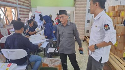 Komisi Pemilihan Umum (KPU) dan Badan Pengawas Pemilu (Bawaslu) Kota Sukabumi melakukan pemeriksaan surat suara Pemilu 2024. Foto: Istimewa.