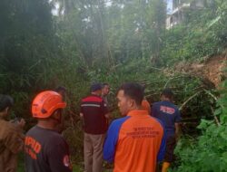 Dampak Hujan Deras, Petugas Gabungan Evakuasi Material Longsoran di Sukabumi