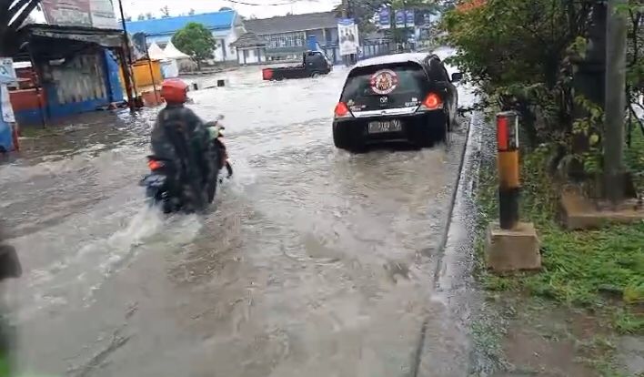 Banjir limpasan menggenangi akses jalan di depan terminal Tipe A KH Ahmad Sanusi Kota Sukabumi pada Jumat, 19 Januari 2024. Foto: Istimewa.