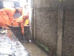Sigap! Petugas BPBD Evakuasi Sampah Sumbat Saluran Air di Jalan RA Kosasih