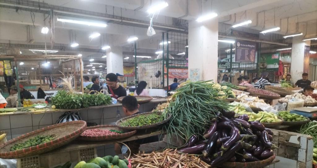 Sejumlah Bahan Pokok Penting (Bapokting) yang dijual di Pasar Pelita Kota Sukabumi terpantau mengalami kenaikan harga, pada Selasa, 23 Januari 2024. Foto: Nuria Ariawan/HALOSMI.