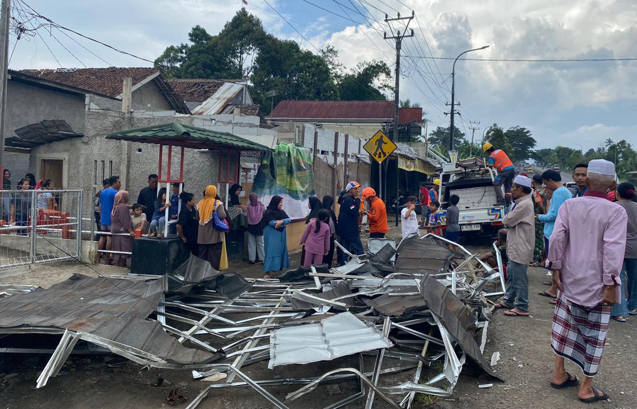 Sebanyak 27 unit rumah warga di Kampung Cibuntu, Kecamatan Cibeureum dilaporkan mengalami kerusakan akibat peristiwa angin puting beliung yang terjadi di wilayah Kecamatan Cibeureum, Kota Sukabumi, pada Sabtu, 27 Januari 2024. Foto: Istimewa.