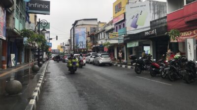 Kawasan parkir di ruas Jalan Ahmad Yani Kota Sukabumi, pada Rabu, 31 Januari 2024. Foto: Nuria Ariawan/HALOSMI.