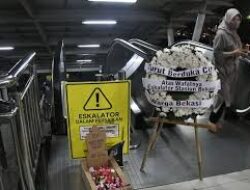 Penumpang KRL Buat Aksi 100 Hari Wafatnya Eskalator Stasiun Bekasi