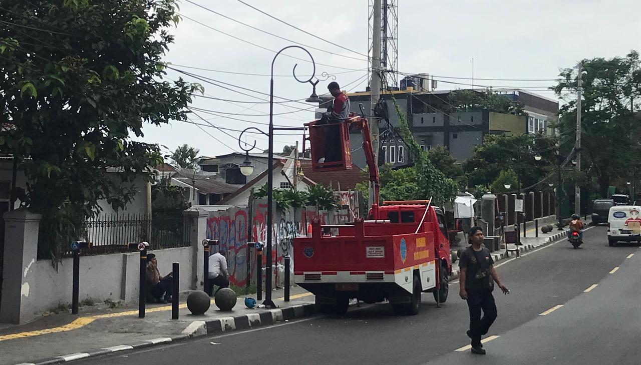 Petugas Dinas Perhubungan (Dishub) Kota Sukabumi saat memperbaiki lampu Penerangan Jalan Umum (PJU) di ruas Jalan Bhayangkara. Foto: Nuria Ariawan/HALOSMI.