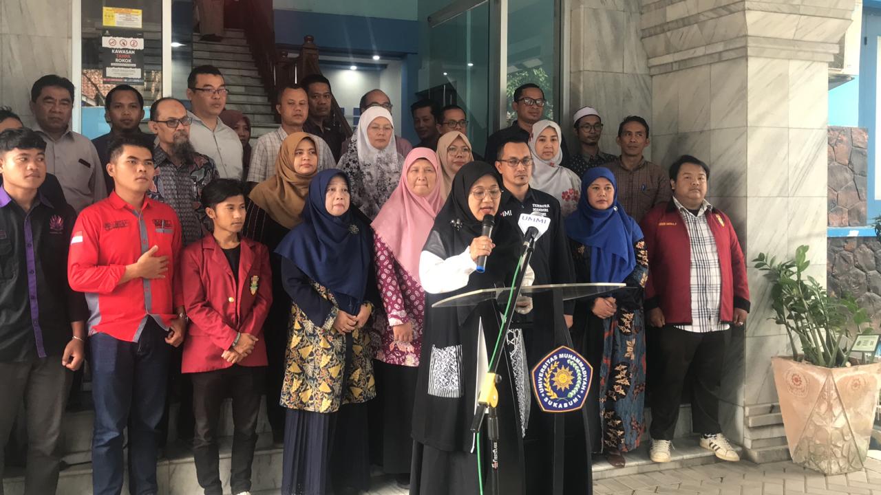 Universitas Muhammadiyah Sukabumi (UMMI) menyerukan sekaligus menyatakan sikap, terkait Pemilihan Umum (Pemilu) 2024 dihadapan awak media, di Kampus UMMI, Jalan R Syamsudin SH, Kecamatan Cikole, pada Senin, 5 Februari 2024. Foto: Nuria Ariawan/HALOSMI.