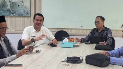 Kepala Dinas Tenaga Kerja (Disnaker) Kota Sukabumi, Abdul Rachman (kiri), bersama dengan Ketua Asosiasi Pengusaha Indonesia (Apindo), Ashady Sugiarto (kanan), melaksanakan Inspeksi Mendadak (Sidak) terkait penerapan Upah Minimum Kota (UMK) 2024 ke beberapa perusahaan, pada Rabu, 7 Februari 2024. Foto: Darwin Sandy/HALOSMI.