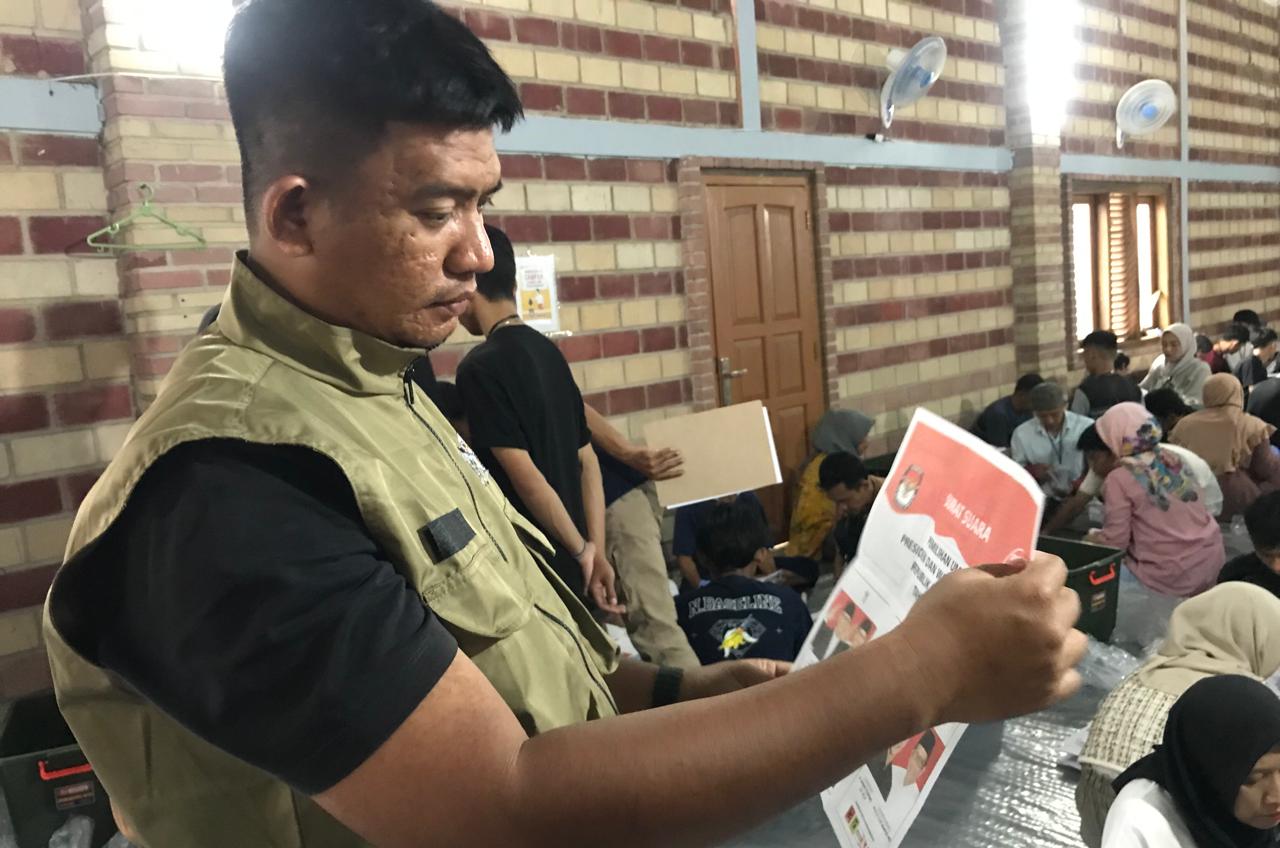 Ketua Komisi Pemilihan Umum (KPU) Kota Sukabumi, Imam Sutrisno, melakukan peninjauan ke gedung logistik, di Kecamatan Warudoyong. Foto: Nuria Ariawan/HALOSMI.
