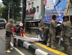 Hari Pertama Masa Tenang, Petugas Gabungan Tertibkan APK di Ruas Jalan Kota Sukabumi