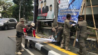 Hari Pertama Masa Tenang, Petugas Gabungan Tertibkan APK di Ruas Jalan Kota Sukabumi