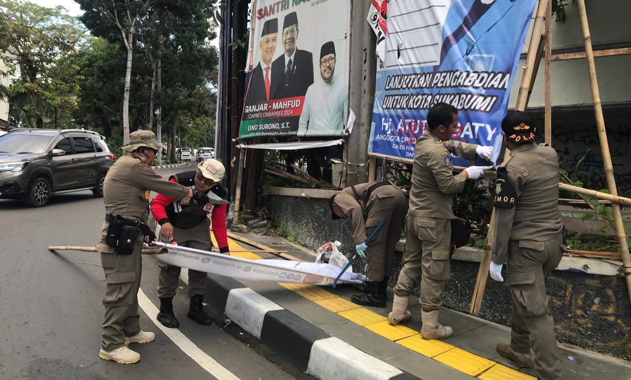 Petugas gabungan di hari pertama masa tenang melaksanakan penertiban Alat Peraga Kampanye (APK) di beberapa ruas jalan protokol Kota Sukabumi, pada Minggu, 11 Februari 2024. Foto: Nuria Ariawan/HALOSMI.