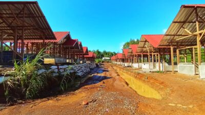 Kondisi jalan lingkungan, drainase dan tembok penahan tanah (TPT) di lokasi hunian tetap (huntap) di Kampung Cimenteng Pasirsalam, Desa Kertaangsana, Nyalindung, Sukabumi, Jawa Barat.