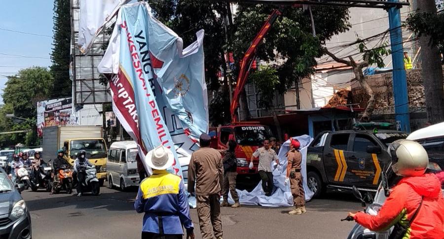 Petugas gabungan kembali melaksanakan penertiban Alat Peraga Kampanye (APK) di ruas Jalan Sudirman, Kota Sukabumi, pada Selasa, 13 Februari 2024. Foto: Nuria Ariawan/HALOSMI.
