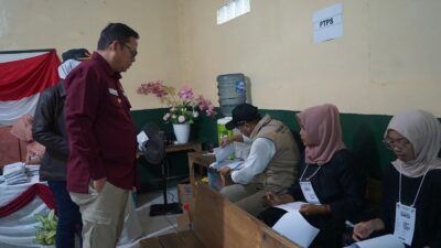 Penjabat (Pj) Wali Kota Sukabumi, Kusmana Hartadji, melakukan monitoring ke beberapa Tempat Pemungutan Suara (TPS) dalam penyelenggaraan pemungutan suara Pemilu 2024, pada Rabu, 14 Februari 2024. Foto: Dokpim Kota Sukabumi.