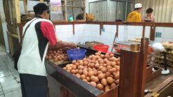 Salah satu pedagang telur ayam di Pasar Pelita Kota Sukabumi. Foto: Nuria Ariawan/HALOSMI.