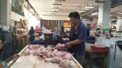 Pedagang daging ayam broiler di Pasar Pelita Kota Sukabumi. Foto: Nuria Ariawan/HALOSMI.