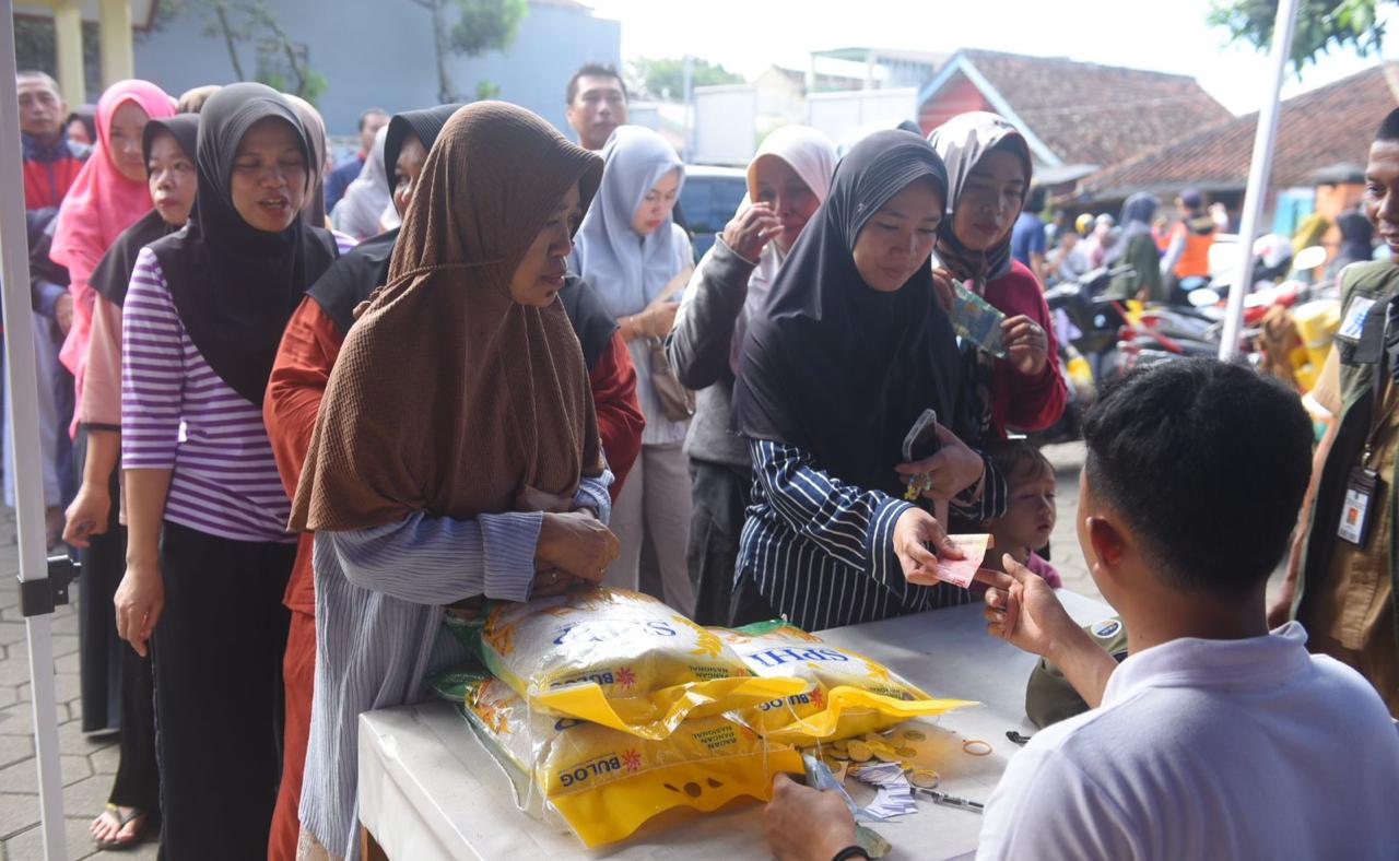 Pelaksanaan operasi pangan murah dalam rangka mengendalikan inflasi daerah yang digelar di Kelurahan Dayeuhluhur, Kecamatan Warudoyong, Kota Sukabumi, pada Senin, 26 Februari 2024. Foto: Dokpim Kota Sukabumi.