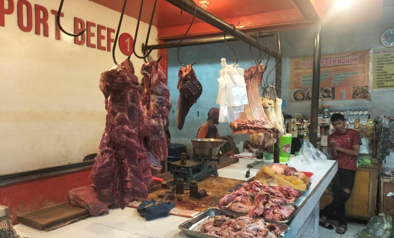 Pedagang daging ayam sapi di Pasar Kota Sukabumi. Foto: Nuria Ariawan/HALOSMI.