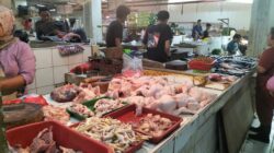 Pedagang daging ayam ayam di Pasar Kota Sukabumi. Foto: Nuria Ariawan/HALOSMI.