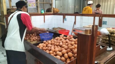 Pedagang telur ayam di Pasar Pelita Kota Sukabumi. Foto: Nuria Ariawan/HALOSMI.