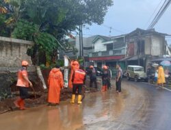 Dampak Hujan Deras dan Aliran Sungai Tersumbat, TPT Setukpa di Jalan Kandungan Jebol