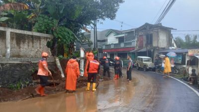 Dampak Hujan Deras dan Aliran Sungai Tersumbat, TPT Setukpa di Jalan Kandungan Jebol