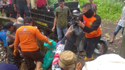 Pasca TPT Jebol dan Banjir Limpasan di Jalan Kabandungan, BPBD Kerja Bakti Evakuasi Sampah