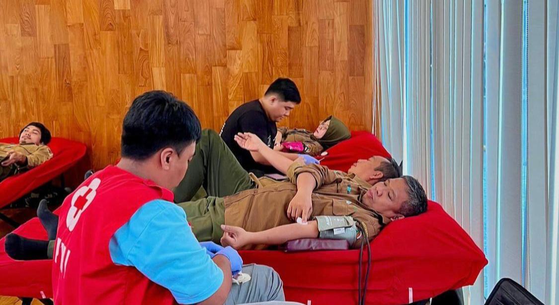 Beberapa warga saat mengikuti gebyar donor darah Ramadan yang diselenggarakan oleh Palang Merah Indonesia (PMI) Kota Sukabumi, pada Jumat, 29 Maret 2024. Foto: Istimewa.