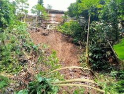 Tanah Longsor Ancam Satu Rumah Warga di Sukabumi