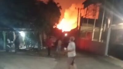 Tangkapan Layar Video Warga yang Merekam Kebakaran Gudang Amunisi Armed Gunung Putri (Sumber : Istimewa)