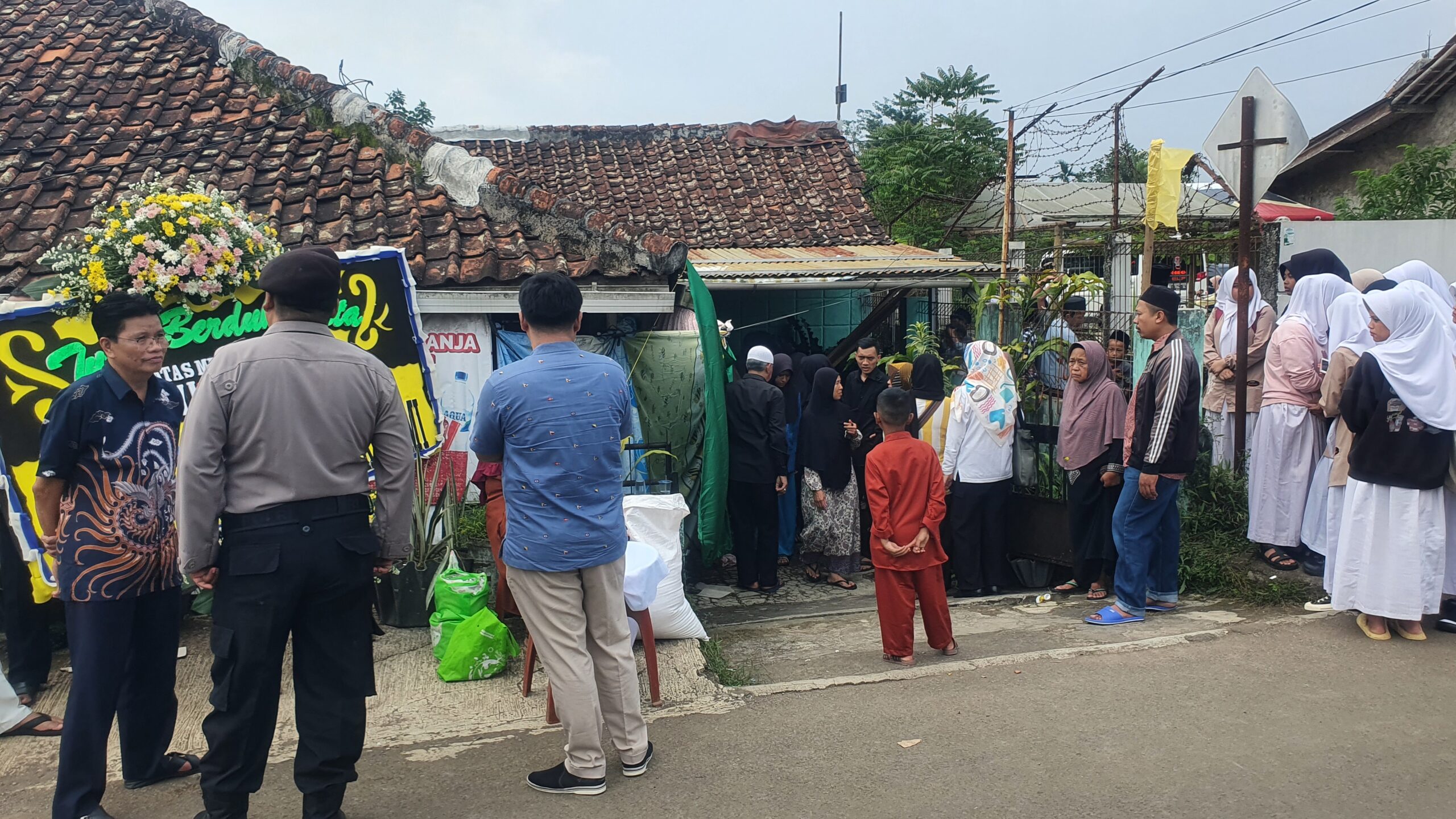 Rumah Duka Kayla Nur Syifa (16) di Kecamatan Gunungguruh, Kabupaten Sukabumi Dipenuhi Puluhan Pelayat. (Sumber : A. Fikri)