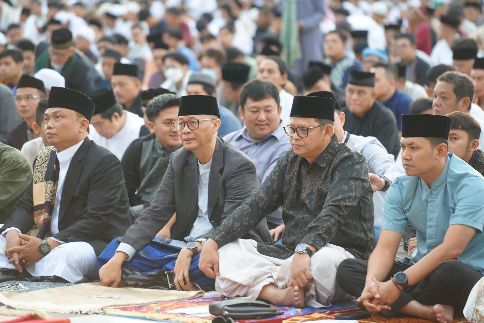 Penjabat (Pj) Wali Kota Sukabumi, Kusmana Hartadji, saat melaksanakan Salat Idul Fitri 1445 Hijriyah yang digelar di Lapang Merdeka, pada Rabu, 10 April 2024. Foto: Dokpim Kota Sukabumi.