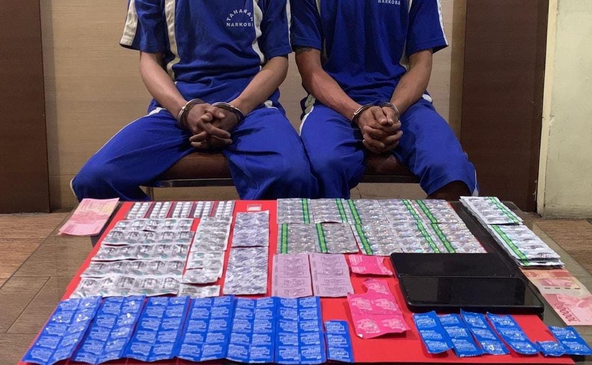Dua pemuda berinisial SR (27) dan AA (26), berhasil diringkus polisi lantaran kedapatan memiliki narkoba jenis sabu dan terlibat dalam peredaran obat berbahaya. Foto: Humas Polres Sukabumi Kota for HALOSMI.