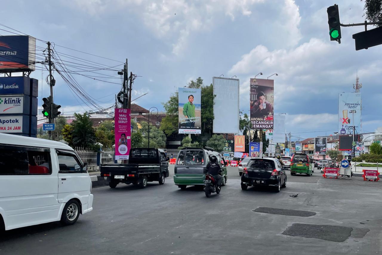 Kondisi arus lalu lintas di pusat Kota Sukabumi, pada Sabtu, 13 April 2024. Foto: Darwin Sandy/HALOSMI.