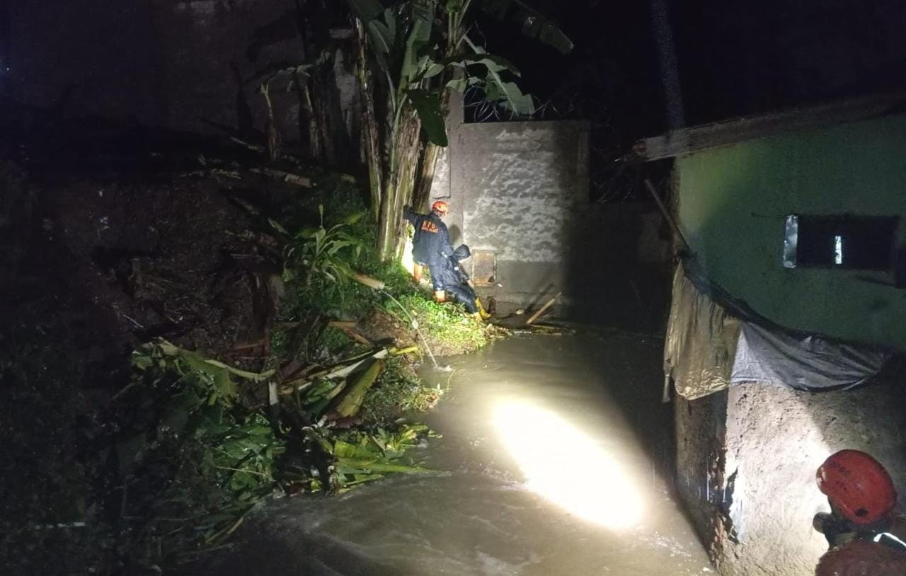 Petugas BPBD Kota Sukabumi saat melakukan assesmen rumah warga yang terendam banjir di wilayah Kecamatan Citamiang, pada Kamis malam, 25 April 2024. Foto: Pusdalops BPBD Kota Sukabumi for HALOSMI.
