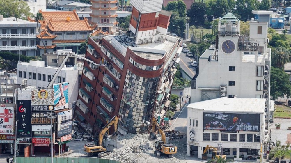 Bangunan yang rusak dan miring akibat gempa Taiwan, pada Rabu, 3 April 2024. Gempa bermagnitudo 7,4 ini menimbulkan peringatan tsunami di Taiwan, Jepang dan Filipina. Foto: Istimewa.