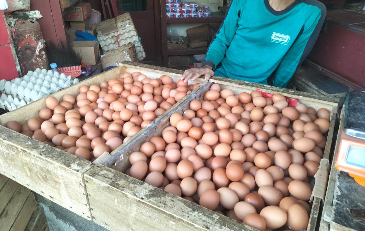 Bahan pokok telur ayam yang dijual di Pasar Kota Sukabumi. Foto: Nuria Ariawan/HALOSMI.