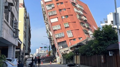 Salah satu gedung di Taiwan yang terdampak gempa dengan magnitudo 7,7 Skala Richter, pada Rabu, 3 April 2024. Foto: AFP/-.