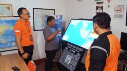 BPBD Kota Sukabumi pada saat memonitor alat pendeteksi gempa bumi yang dinamakan Warning Receiver System (WRS), pada beberapa waktu lalu. Foto: Nuria Ariawan/HALOSMI.