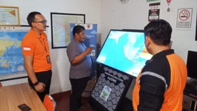 BPBD Kota Sukabumi pada saat memonitor alat pendeteksi gempa bumi yang dinamakan Warning Receiver System (WRS), pada beberapa waktu lalu. Foto: Nuria Ariawan/HALOSMI.