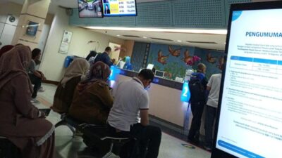 Sejumlah warga yang rela mengantri untuk menukarkan uang baru di bank bjb Kantor Cabang Sukabumi, tepatnya di Jalan Ahmad Yani, Kecamatan Warudoyong, Kota Sukabumi, pada Senin, 1 April 2024. Foto: Nuria Ariawan/HALOSMI.