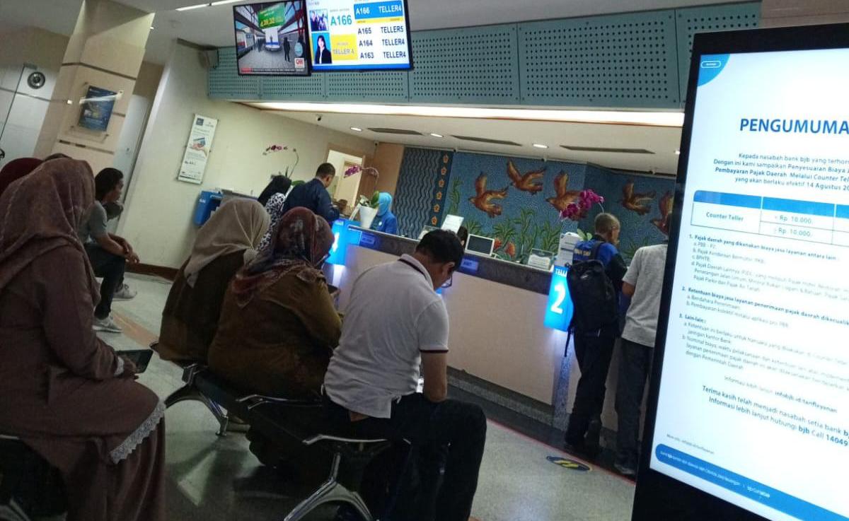 Sejumlah warga yang rela mengantri untuk menukarkan uang baru di bank bjb Kantor Cabang Sukabumi, tepatnya di Jalan Ahmad Yani, Kecamatan Warudoyong, Kota Sukabumi, pada Senin, 1 April 2024. Foto: Nuria Ariawan/HALOSMI.