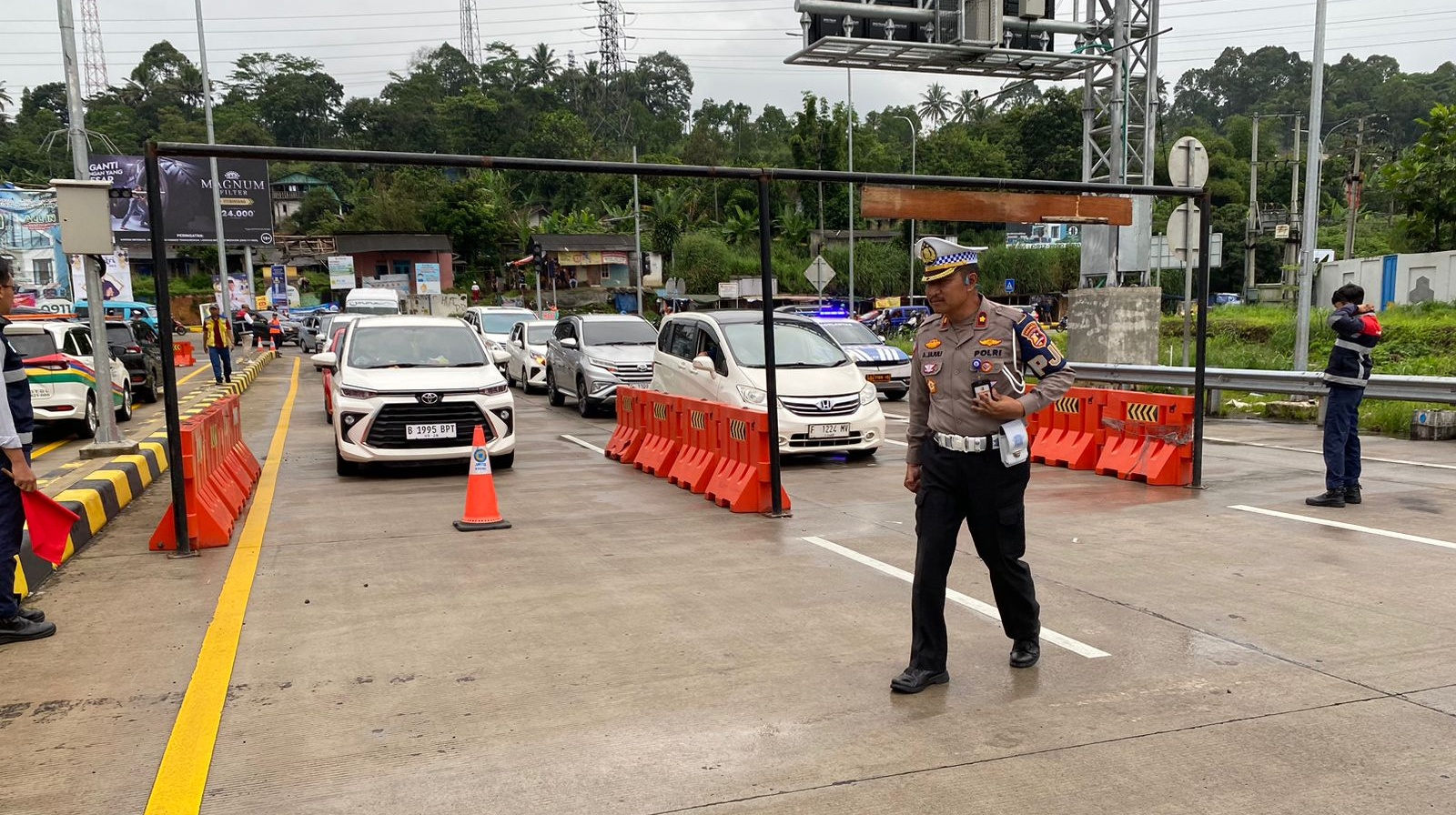 Polisi Bersiap Melepas Kendaraan Menuju Jakarta dari GT Parungkuda (Sumber : Istimewa)